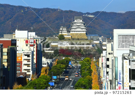 【兵庫県】晴天の姫路城と大手前通り 【兵庫県】晴天の姫路城と大手前通り 97215263