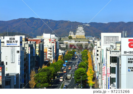 【兵庫県】晴天の姫路城と大手前通り 97215266