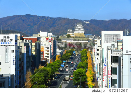 【兵庫県】晴天の姫路城と大手前通り 97215267