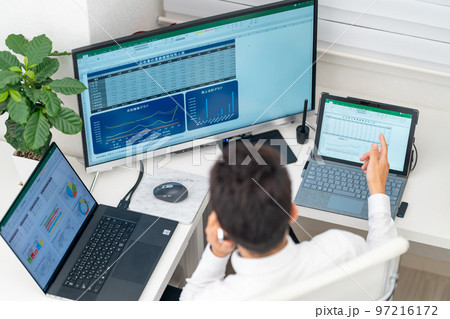 総務　経理　事務職　営業事務　一般事務　事務スタッフ　表計算　グラフ　俯瞰　マルチディスプレイ 97216172