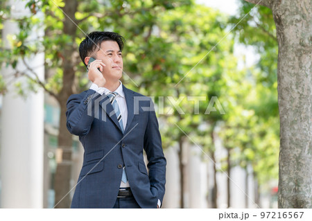スマートフォン　男性　通話　新緑 97216567
