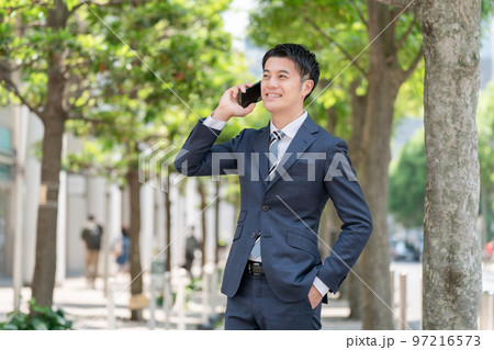 スマートフォン　男性　通話　新緑 97216573