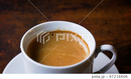 木製テーブルの上のカプチーノ 97216606