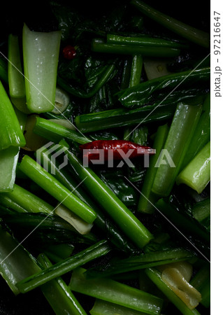 調理中の青菜炒め 調理中の青菜炒め 97216647