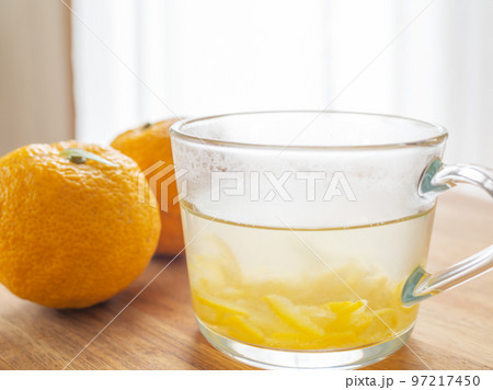 柚子の果実と手作りの柚子ティー 柚子の果実と手作りの柚子ティー 97217450