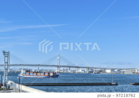 横浜港の風景 巨大タンカー 横浜港の風景 巨大タンカー 97218762