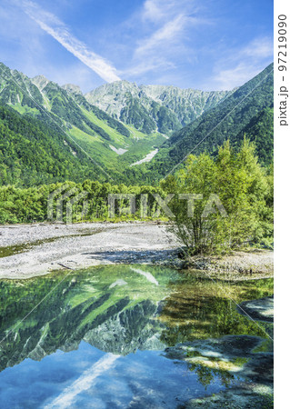 夏の上高地 穂高連峰と梓川【長野県・松本市】 夏の上高地 穂高連峰と梓川【長野県・松本市】 97219090