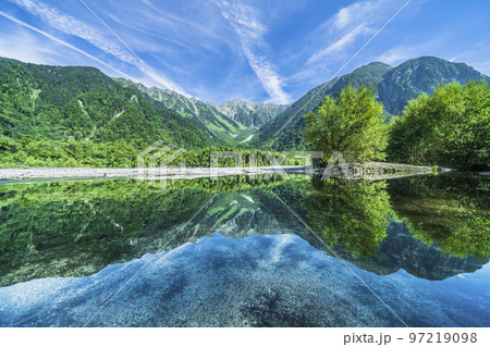 夏の上高地　穂高連峰と梓川【長野県・松本市】 97219098