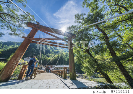 新緑が美しい夏の上高地　観光客が行き交う河童橋の風景【長野県・松本市】 97219111