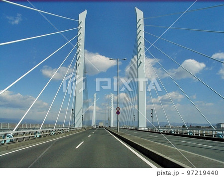 板東大橋は群馬県伊勢崎市と埼玉県本庄市を繋いでいます。936mの斜張橋でデザインは飛び立つ白鳥をイメ 97219440