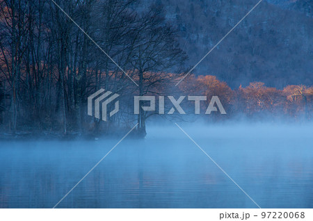 朝靄の漂う夜明けの湖。北海道の屈斜路湖 朝靄の漂う夜明けの湖。北海道の屈斜路湖 97220068