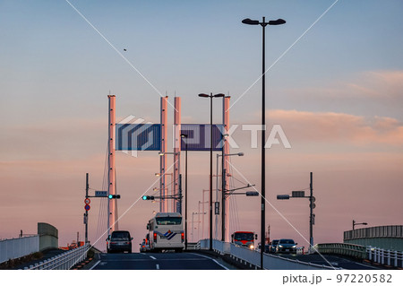 朝日に照らされた多摩川の是政橋(東京都府中市~稲城市) 朝日に照らされた多摩川の是政橋(東京都府中市~稲城市) 97220582