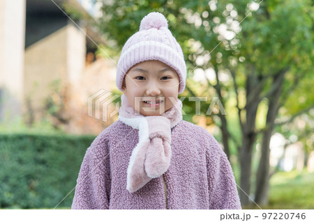 冬　ニット帽に手袋とマフラーをつける小学生の女の子 97220746