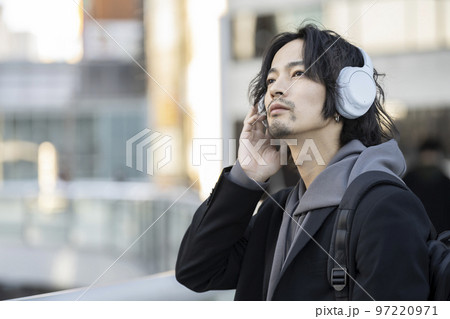 ヘッドホンをつけた30代前半の男性 97220971