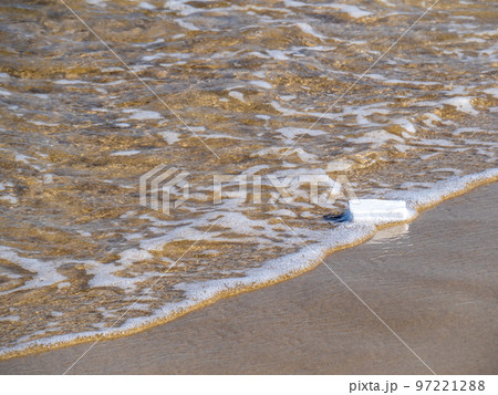 砂浜の波打ち際のプラスチックごみ。 97221288