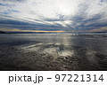 福津市鏡の海の夕陽、夕焼け、反射 97221314