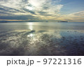 福津市鏡の海の夕陽、夕焼け、反射 97221316