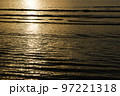 福津市鏡の海の夕陽、夕焼け、反射 97221318