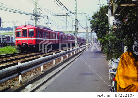 京急、快特・品川行（1303A）、旧1000形1351他、花月園前－生麦、1983年9月4日、KR 97222107