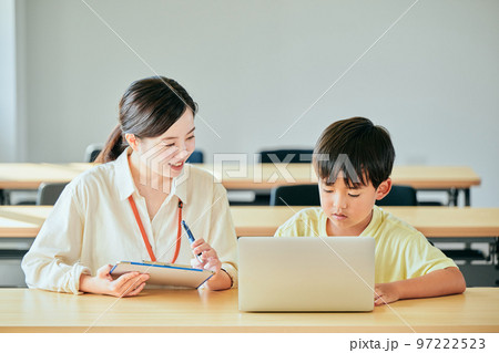 若い塾講師と小学生の男の子 97222523