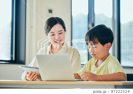 若い塾講師と小学生の男の子 97222524