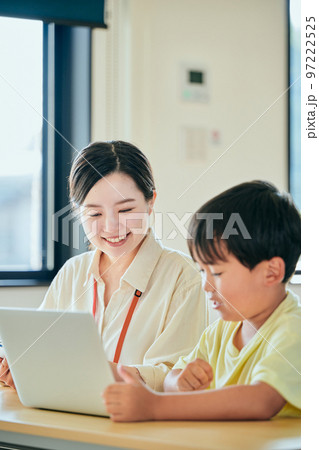 若い塾講師と小学生の男の子 若い塾講師と小学生の男の子 97222525