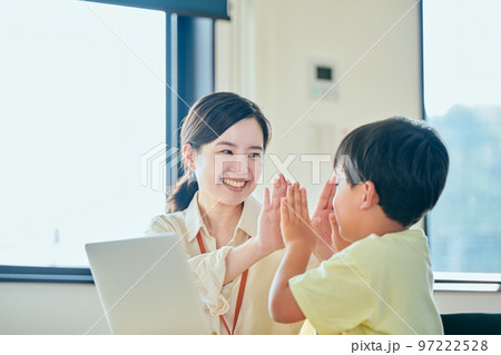 若い塾講師と小学生の男の子 97222528