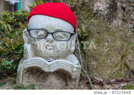 広島 宮島の大聖院にいる眼鏡をかけて本を読む可愛らしいお地蔵さん	 広島 宮島の大聖院にいる眼鏡をかけて本を読む可愛らしいお地蔵さん	 97222648