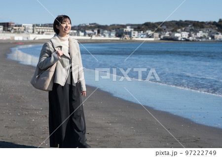 冬の海を歩く女性 冬の海を歩く女性 97222749