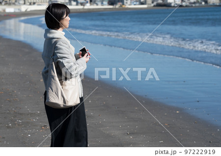 冬の海を見つめる女性 97222919