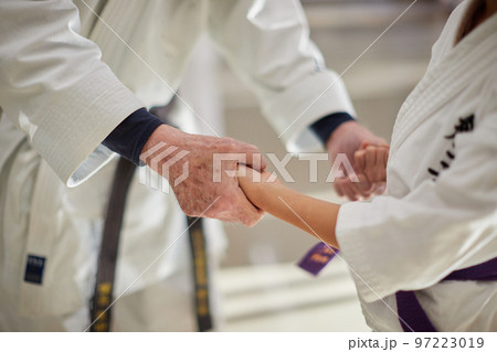 空手の教室で練習している子供たちと年配の先生の姿 97223019
