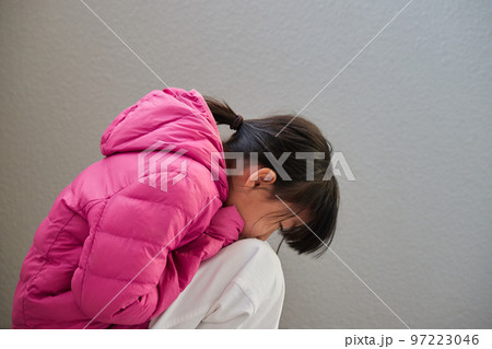 孤独で寂しい一人の小学生の女の子の様子 97223046