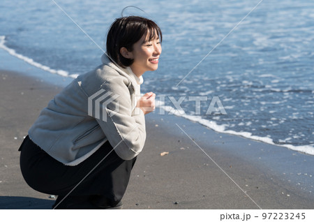 冬の海を見つめる女性 97223245