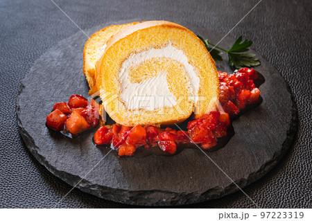 クリスマスに食べるロールケーキ クリスマスに食べるロールケーキ 97223319