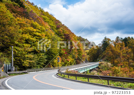 《長野県》下伊那郡平谷村 秋の国道153号治部坂峠 紅葉の山々 《長野県》下伊那郡平谷村 秋の国道153号治部坂峠 紅葉の山々 97223353
