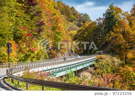 《長野県》下伊那郡平谷村 秋の国道153号治部坂峠 紅葉の山々 《長野県》下伊那郡平谷村 秋の国道153号治部坂峠 紅葉の山々 97223356