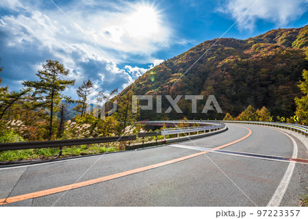 《長野県》下伊那郡平谷村 秋の国道153号治部坂峠 紅葉の山々 《長野県》下伊那郡平谷村 秋の国道153号治部坂峠 紅葉の山々 97223357