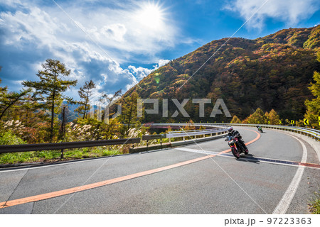 《長野県》下伊那郡平谷村 秋の国道153号治部坂峠 紅葉の山々 《長野県》下伊那郡平谷村 秋の国道153号治部坂峠 紅葉の山々 97223363