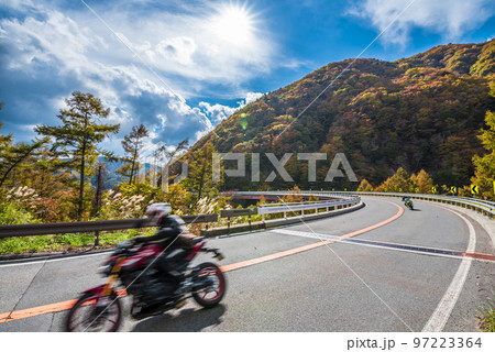 《長野県》下伊那郡平谷村　秋の国道153号治部坂峠　紅葉の山々 97223364