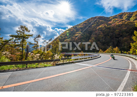 《長野県》下伊那郡平谷村 秋の国道153号治部坂峠 紅葉の山々 《長野県》下伊那郡平谷村 秋の国道153号治部坂峠 紅葉の山々 97223365