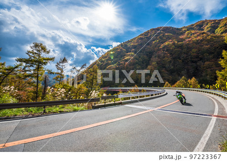 《長野県》下伊那郡平谷村　秋の国道153号治部坂峠　紅葉の山々 97223367