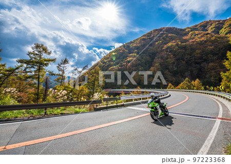 《長野県》下伊那郡平谷村　秋の国道153号治部坂峠　紅葉の山々 97223368