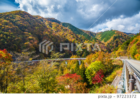 《長野県》下伊那郡平谷村 秋の国道153号治部坂峠 紅葉の山々 《長野県》下伊那郡平谷村 秋の国道153号治部坂峠 紅葉の山々 97223372
