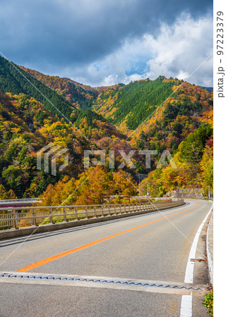 《長野県》下伊那郡平谷村 秋の国道153号治部坂峠 紅葉の山々 《長野県》下伊那郡平谷村 秋の国道153号治部坂峠 紅葉の山々 97223379