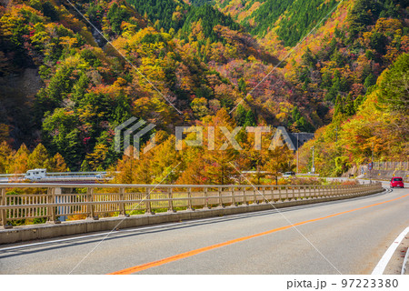 《長野県》下伊那郡平谷村 秋の国道153号治部坂峠 紅葉の山々 《長野県》下伊那郡平谷村 秋の国道153号治部坂峠 紅葉の山々 97223380