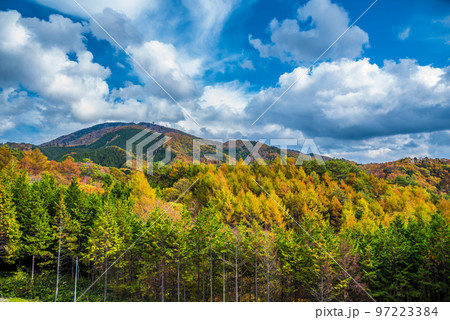 《長野県》下伊那郡平谷村 秋の国道153号治部坂峠 紅葉の蛇峠山 《長野県》下伊那郡平谷村 秋の国道153号治部坂峠 紅葉の蛇峠山 97223384
