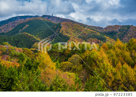 《長野県》下伊那郡平谷村 秋の国道153号治部坂峠 紅葉の蛇峠山 《長野県》下伊那郡平谷村 秋の国道153号治部坂峠 紅葉の蛇峠山 97223385