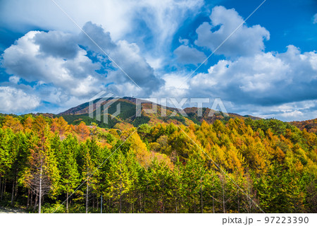 《長野県》下伊那郡平谷村 秋の国道153号治部坂峠 紅葉の蛇峠山 《長野県》下伊那郡平谷村 秋の国道153号治部坂峠 紅葉の蛇峠山 97223390