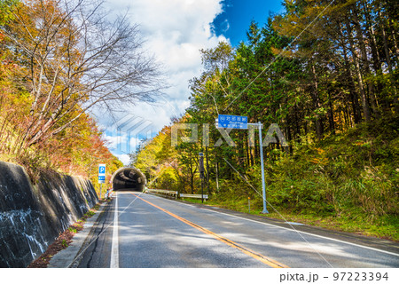 《長野県》下伊那郡平谷村 秋の国道153号治部坂峠 紅葉の山々 《長野県》下伊那郡平谷村 秋の国道153号治部坂峠 紅葉の山々 97223394