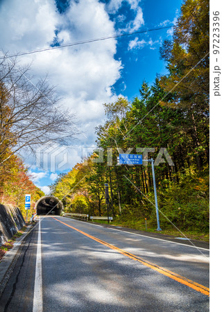 《長野県》下伊那郡平谷村 秋の国道153号治部坂峠 紅葉の山々 《長野県》下伊那郡平谷村 秋の国道153号治部坂峠 紅葉の山々 97223396